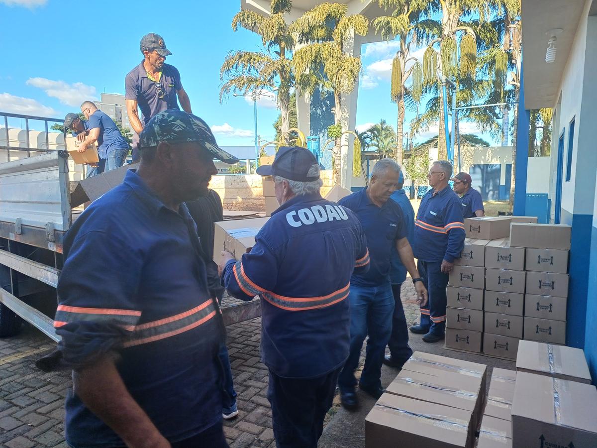 Caminhão é carregado com as doações, que serão entregues às pessoas afetadas pelas inundações no Rio Grande do Sul. (Foto/Divulgação)