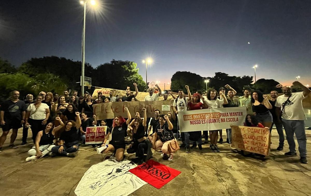 Nesta sexta-feira, grevistas realizaram ato na praça Pôr do Sol e outra manifestação está prevista para terça-feira (Foto/Divulgação)