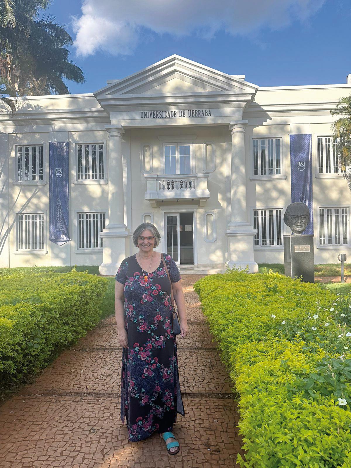 A convite do reitor da Univercidade de Uberaba, Marcelo Palmerio, Thaís Helena de Syllos Colus, é a nova curadora do Centro Cultural Cecília Palmério, que inicia suas atividades com um evento em homenagem a seu antecessor Jorge Alberto Nabut. “Arqueologia do Poeta” acontece dia 23 de maio no Centro de Cultura Cecilia Palmeiro, as 20h com entrada franca e direção de arte de Emilio Rogê, a querida Thais, desejo muito sucesso (Foto/Arquivo pessoal)