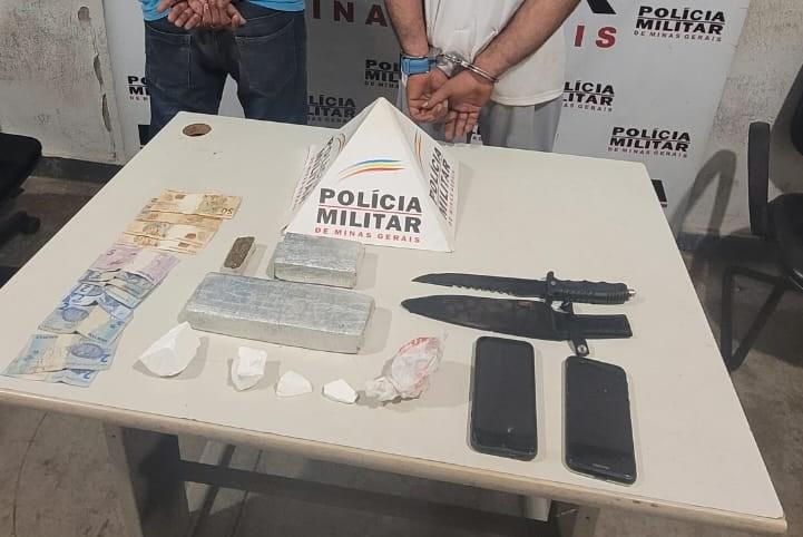 Os dois suspeitos, as drogas, dinheiro e faca localizados no carro foram levados para a Delegacia de Polícia (Foto/Divulgação)