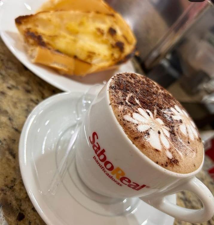 Cappucino com pão na chapa é especialidade da casa (Foto/Divulgação)