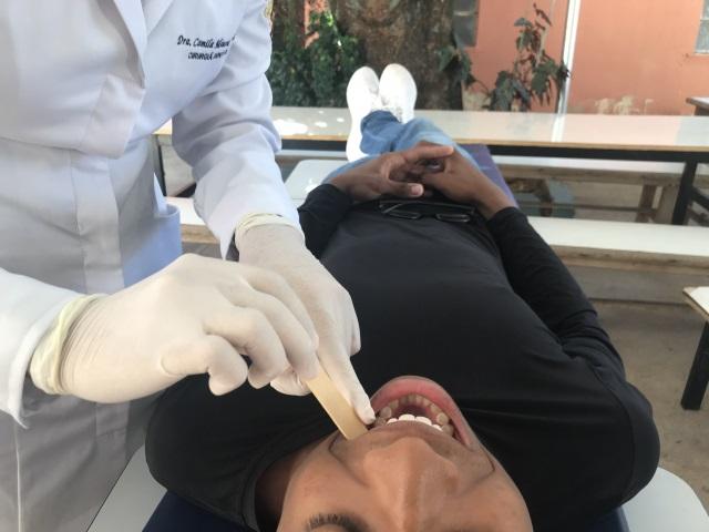 Além da prevenção, o programa prevê a recuperação da saúde bucal com tratamento restaurador (Foto/Divulgação)