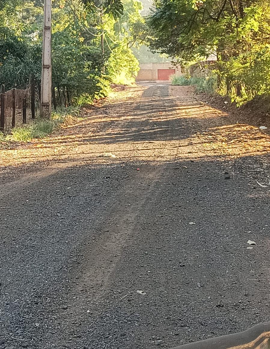 A via, que antes era de terra e contava com diversos buracos, foi coberta por brita jogada pela Prefeitura de Uberaba (Foto/Leitor)