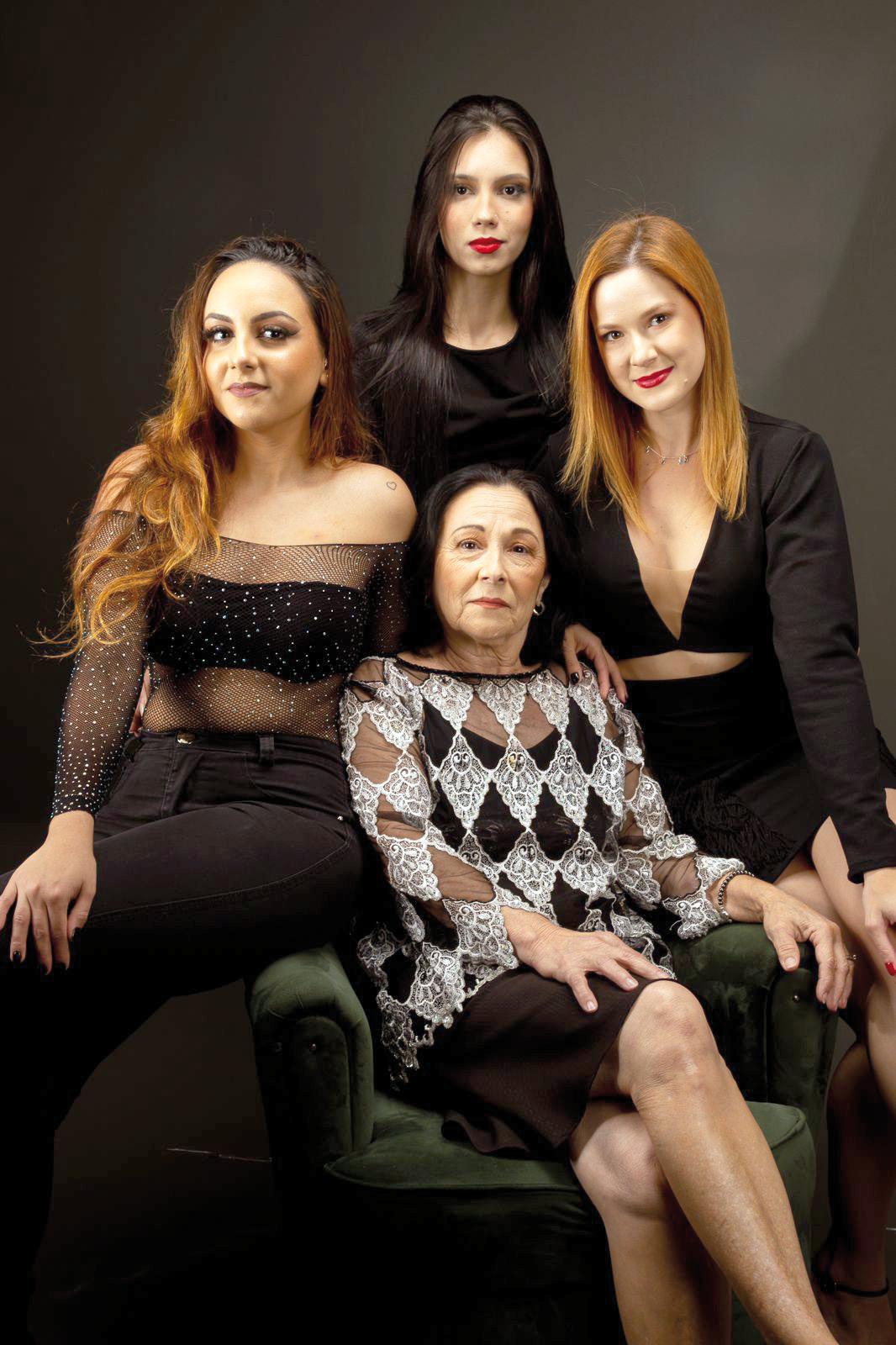 Carlinda de Castro completou mais um ano de vida, e comemorou com ensaio fotográfico com as netas Juliana Castro Abreu, Camyla e Luana Abreu Machado (Foto/Arquivo pessoal)