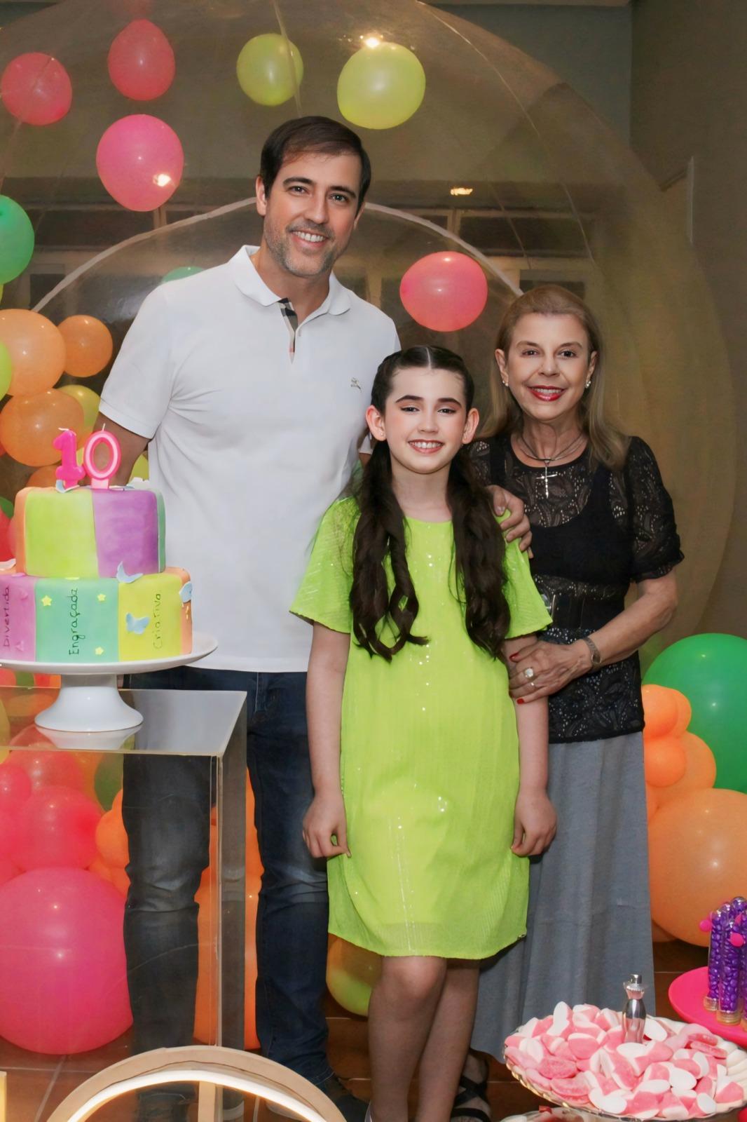 Tres gerações radiantes com os 10 anos de Catarina, na foto Cristiano a aniversariante e a avó paterna, Sonia Abocater (Foto/Cris Abreu)