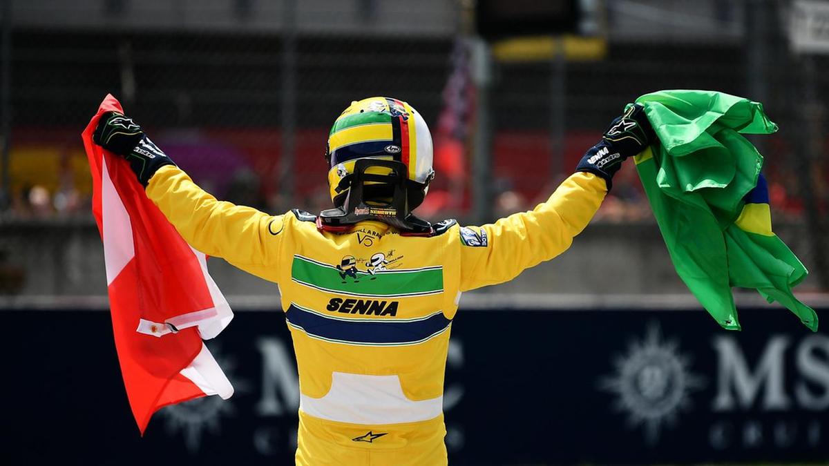 Vettel usou macacão e capacete das cores da bandeira do Brasil. Depois, se ajoelhou em reverência a Ayrton Senna (Foto/Divulgação/@F1)