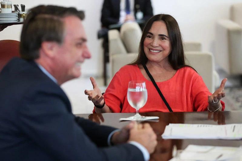 A atriz Regina Duarte se encontra com o então presidente Jair Bolsonaro (PL), no Palácio do Planalto, em janeiro de 2020 (Foto/Marcos Corrêa/PR)