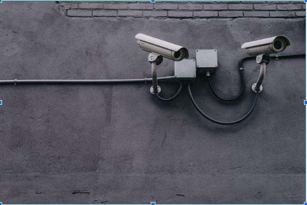 <a href=&#34;https://unsplash.com/pt-br/fotografias/two-bullet-surveillance-cameras-attached-on-wall-yekGLpc3vro&#34;>Unsplash</a> (FOTO/ REPRODUÇÃO)