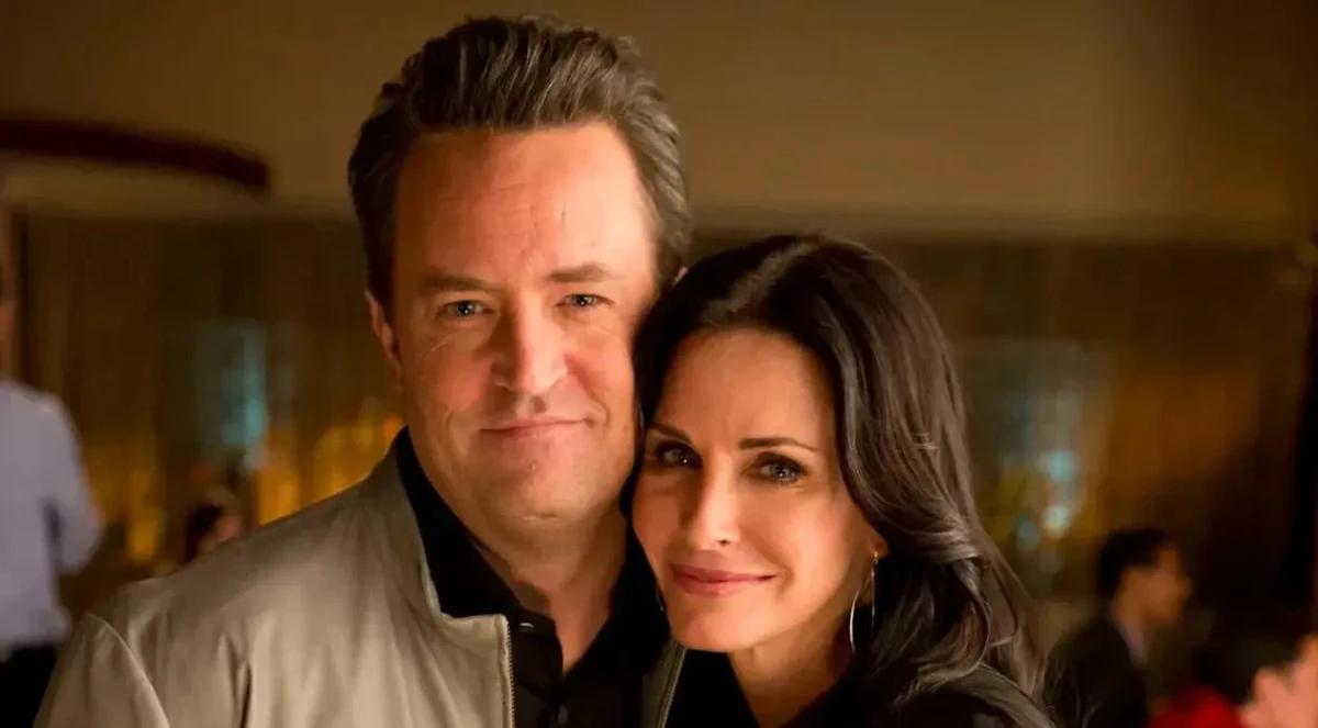 A atriz Courteney Cox revelou que conversa de forma sobrenatural com Matthew Perry (1969-2023) (Foto/Divulgação)