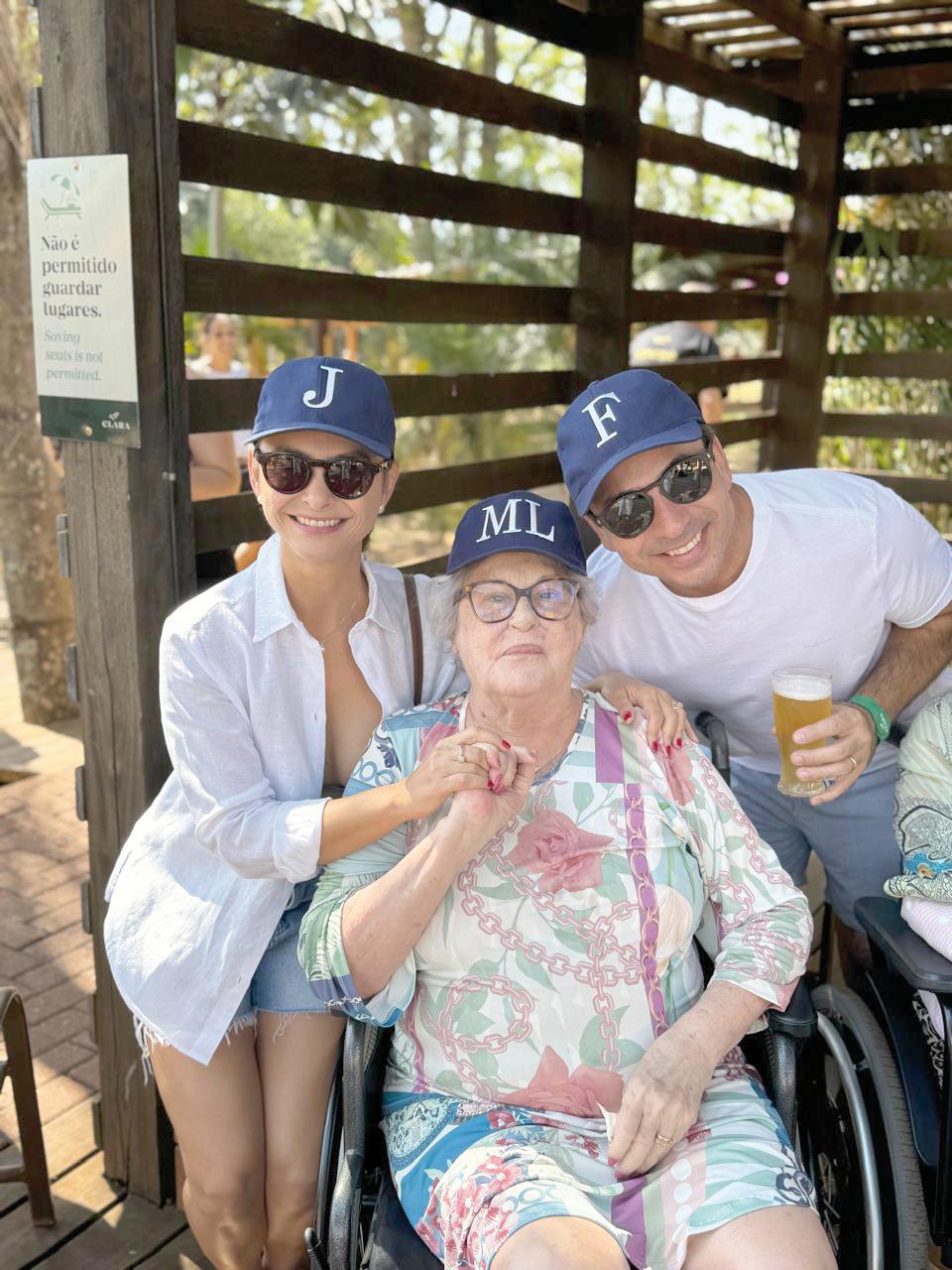 Lourdinha Barbosa comemorou mais um ano de vida, ao lado da família em Resort no interior de Sao Paulo, na foto com a neta Joana Barbosa e o marido Flavinho (Foto/Arquivo pessoal)