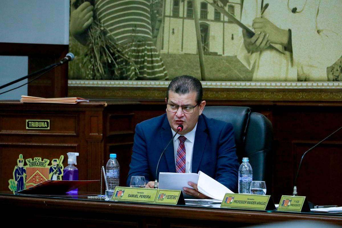 Relator do texto aprovado em plenário, vereador Samuel Pereira, fez a leitura ontem em plenário e indicou a ausência de indício de irregularidade (Foto/Rodrigo Garcia)