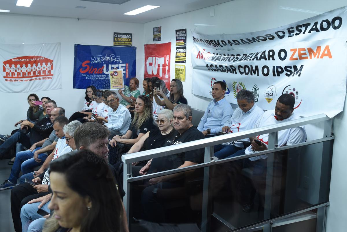 Representantes dos servidores públicos acompanharam a reunião da Comissão de Constituição e Justiça da Assembleia, ontem (Foto/Guilherme Bergamini/ALMG)