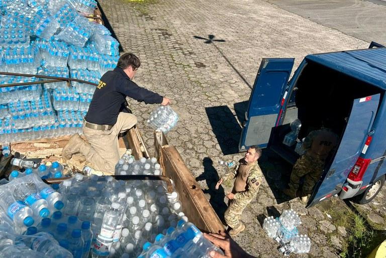 A PRF transferiu os donativos para outros veículos para seguirem viagem até o Rio Grande do Sul (Foto/Divulgação)