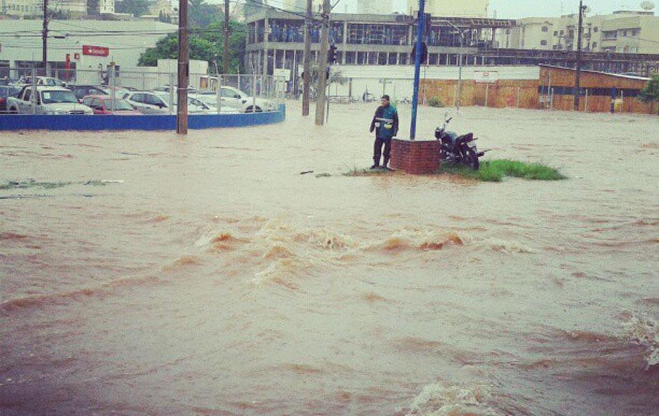 Enchente registrada no início dos anos 2000 no centro de Uberaba, quando motociclista ficou ilhado na confluência da Santos Dumont com Leopoldino de Oliveira (Foto/Arquivo)