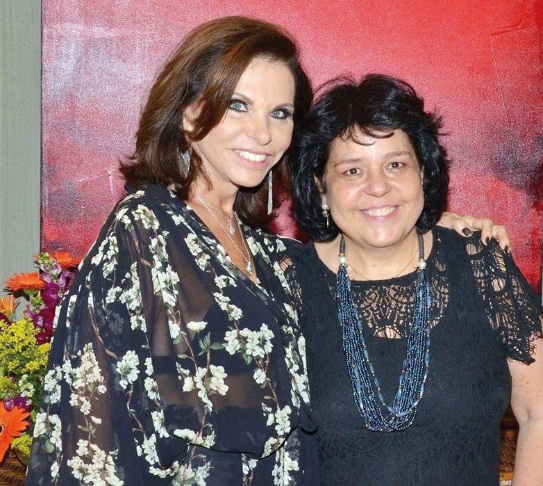 Aniversariante de hoje, Martinha Sabino recebe os cumprimentos da querida Tiguta Gomes e de uma multidão de amigos. Parabéns! (Foto/Arquivo pessoal)