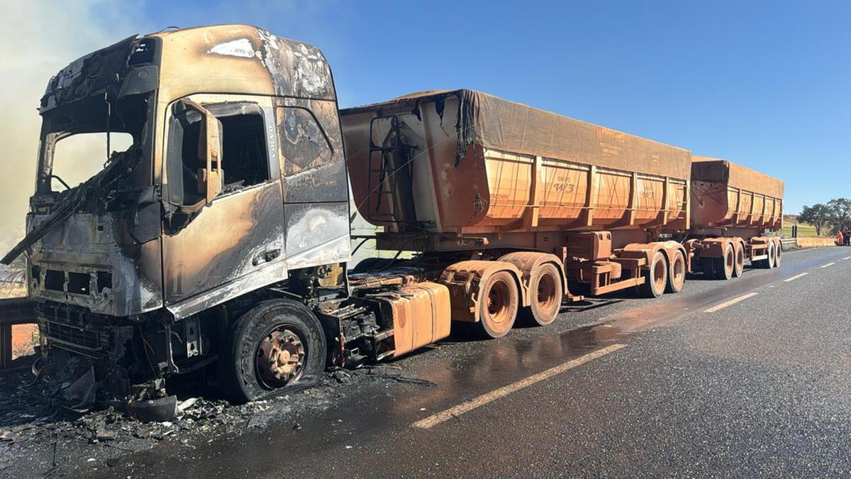 A cabine do caminhão ficou totalmente destruída, visto que não havia alternativa por perto para eliminar as chamas (Foto/Divulgação)