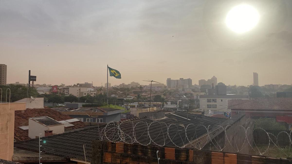 Nuvem de poeira atingiu o bairro São Benedito por volta das 16h desta sexta-feira (Foto/Divulgação leitor)