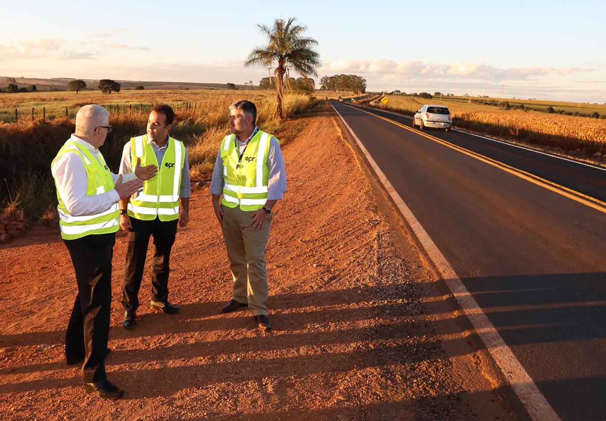 Equipe da Secretaria de Infraestrutura verifica o cumprimento do plano de trabalho de recuperação de rodovias na região (Foto/Divulgação)