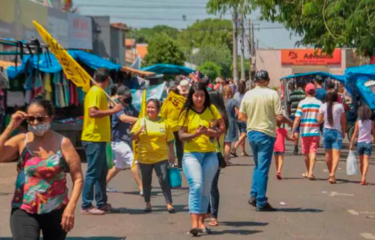 A prática de distribuir santinhos nas feiras é permitida pelo TSE, desde que não cause poluição visual (Foto/Reprodução)