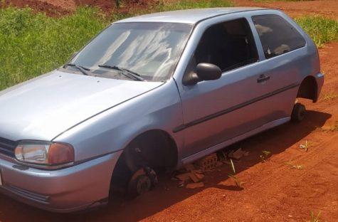 O carro, furtado no Manoel Mendes, foi abandonado próximo ao bairro Anatê, sem as rodas e o som automotivo (Foto/Reprodução)