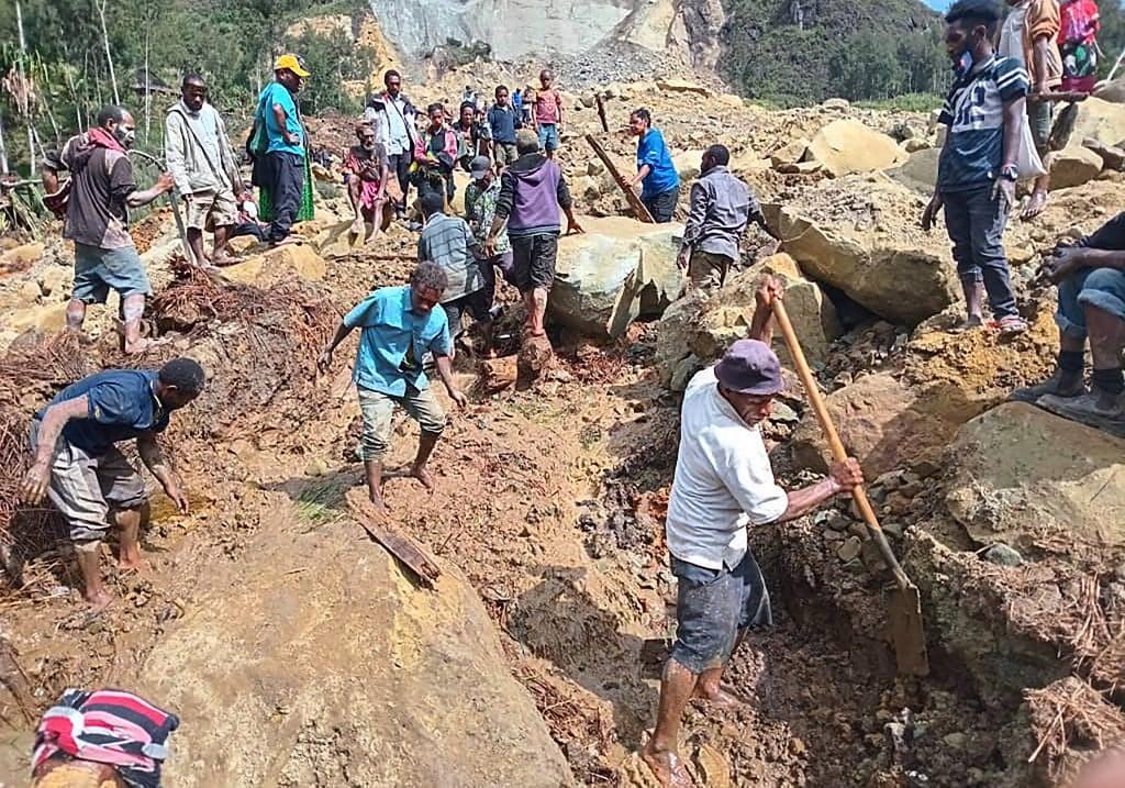 Há uma estimativa de que 150 casas foram soterradas na vila de Yambali, na encosta de uma colina na Província de Enga (Foto/Divulgação)