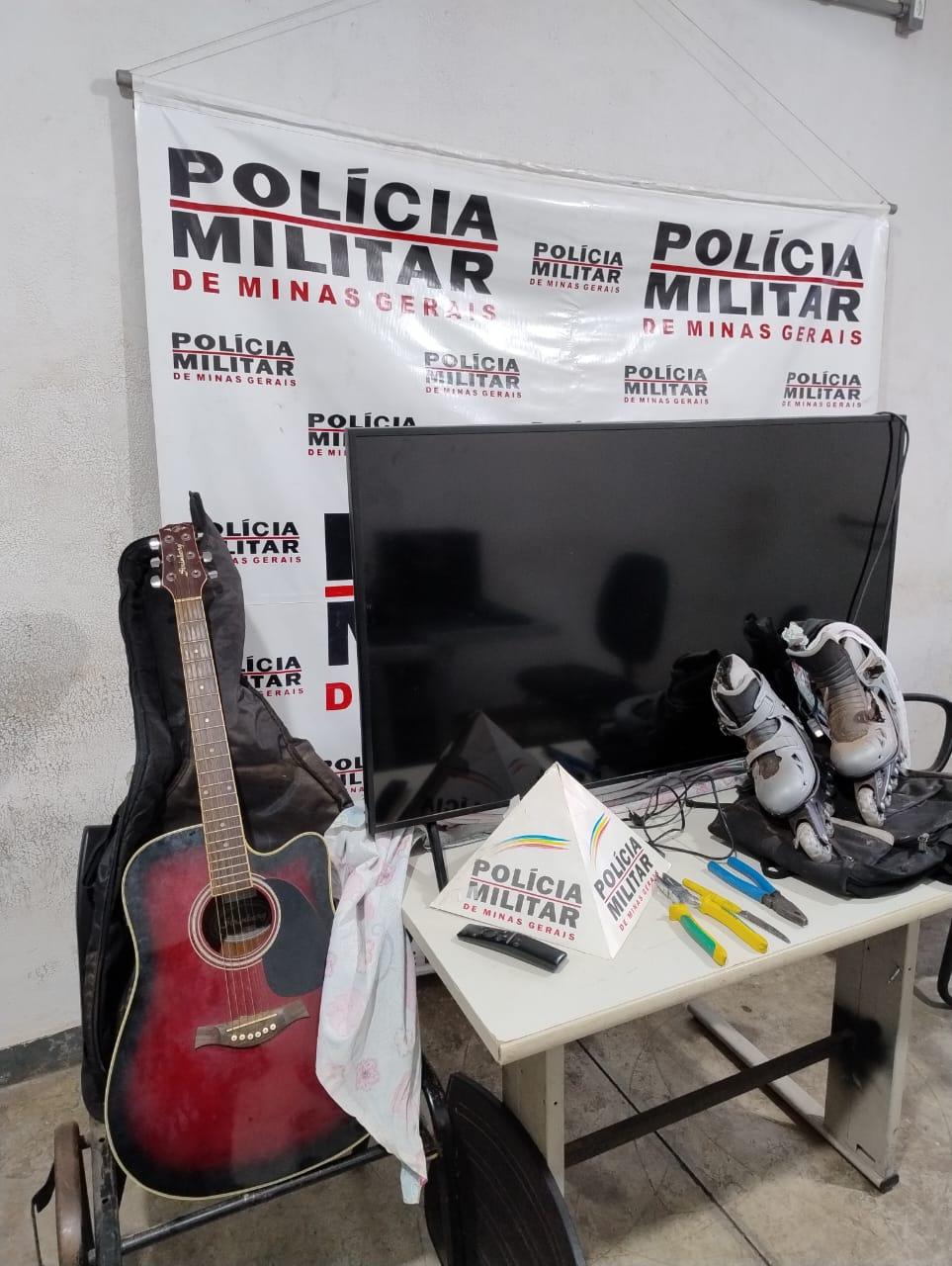 Objetos recuperados após a prisão de um desocupado após praticar furto em uma casa, na rua Rogério Batista, bairro Santa Marta (Foto/Divulgação)