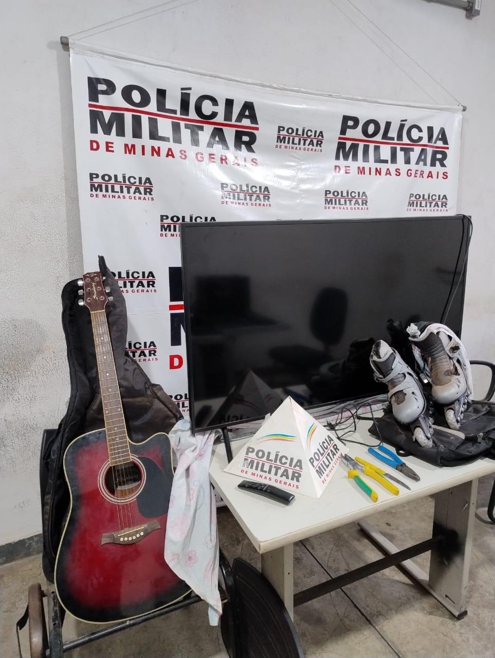 Objetos levados da casa localizada no bairro Santa Maria pelo suspeito, flagrado por policial militar (Foto/Divulgação)