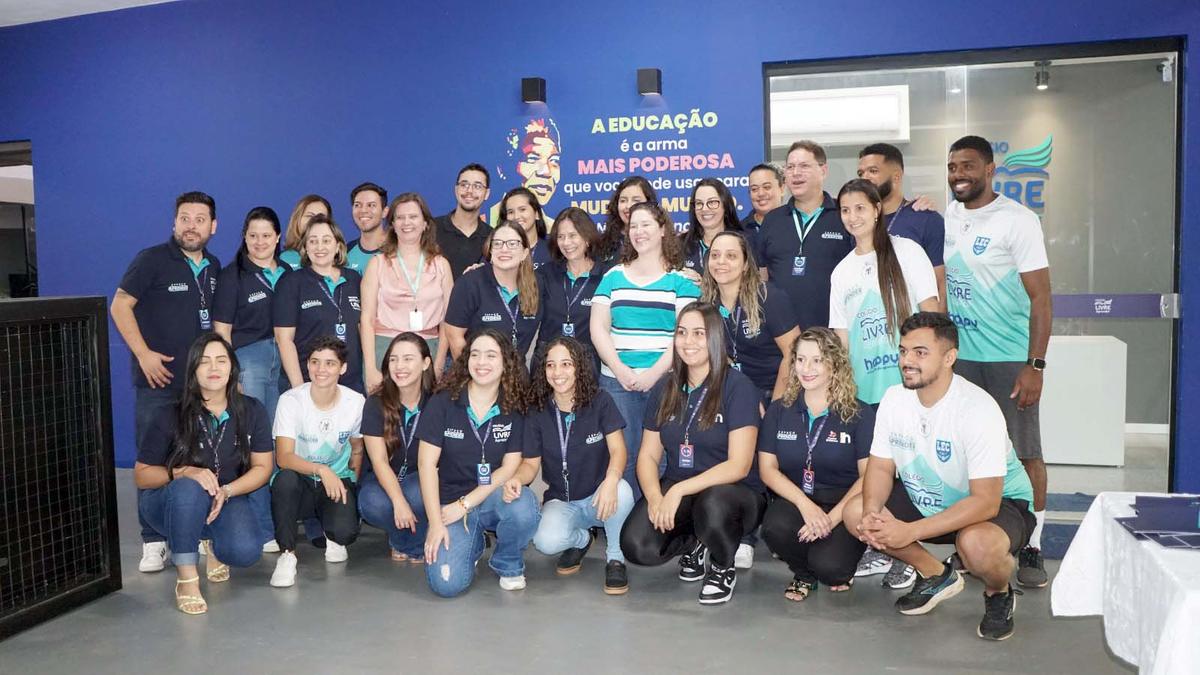 Colégio Livre Aprender neste sábado inaugurou oficialmente, com sede ampla e repleta de novidades, um espaço reservado ao conhecimento. O Espaço Aprender é Lançamento do Centro Britânico em Uberaba, na foto parte da Família Livre Aprender (Foto/Arquivo pessoal)