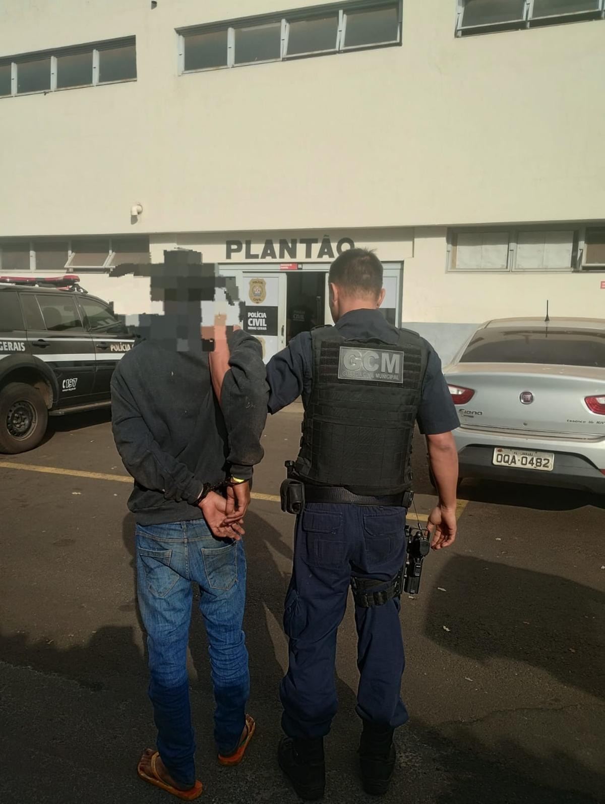 Na chegada dos guardas, a equipe de segurança do bar já havia retirado os dois do estabelecimento, porém, os GCMs flagraram os dois transitando em uma motocicleta em frente ao bar com escapamento em descarga livre, produzindo ruído muito alto (Foto/Divulgação)