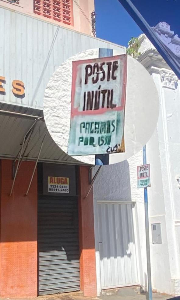 Ouvintes relatam ter encontrado a placa "poste inútil" espalhadas por algumas colunas na região central da cidade (Foto/Divulgação)