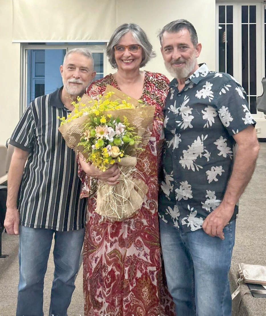 Atual curadora do Centro Cultural Cecília Palmério Thaís Collus ganhou flores pelo sucesso do primeiro sob sua direção e apoio dos artistas Hélio Siqueira e Paulo Miranda, que coordenam o festival de Inverno de Peirópolis em julho próximo (Foto/Arquivo pessoal)