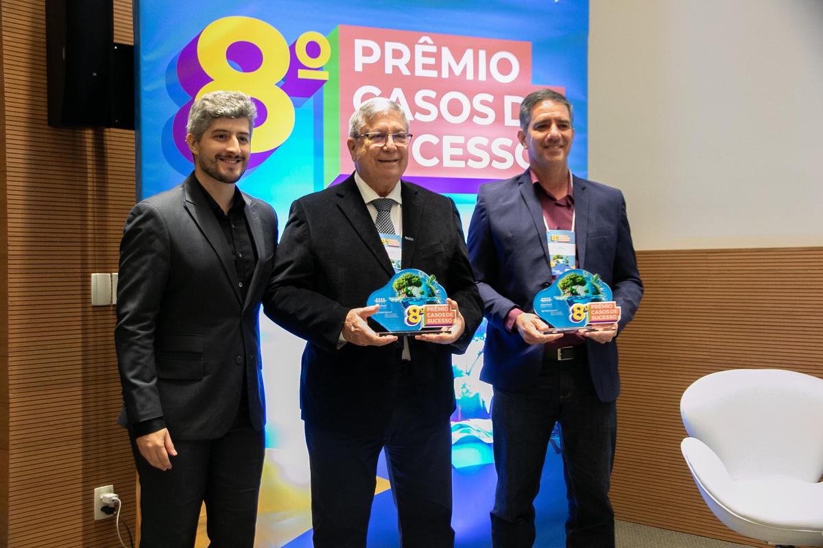 Presidente Rui Ramos recebeu premiação em nome da Codau, nessa segunda-feira, conferida pela FGV e Instituto Trata Brasil. Codau está entre as melhores companhias de saneamento do Brasil (Foto/Reprodução)&nbsp;
