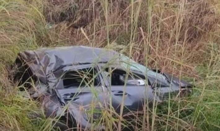 O carro parou fora da pista em um barranco, sendo necessário guincho para retirá-lo (Foto/Divulgação)