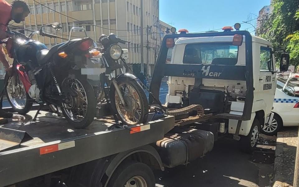 As duas motocicletas foram levadas ao pátio credenciado e os dois condutores autuados por falta de habilitação (Foto/Divulgação)