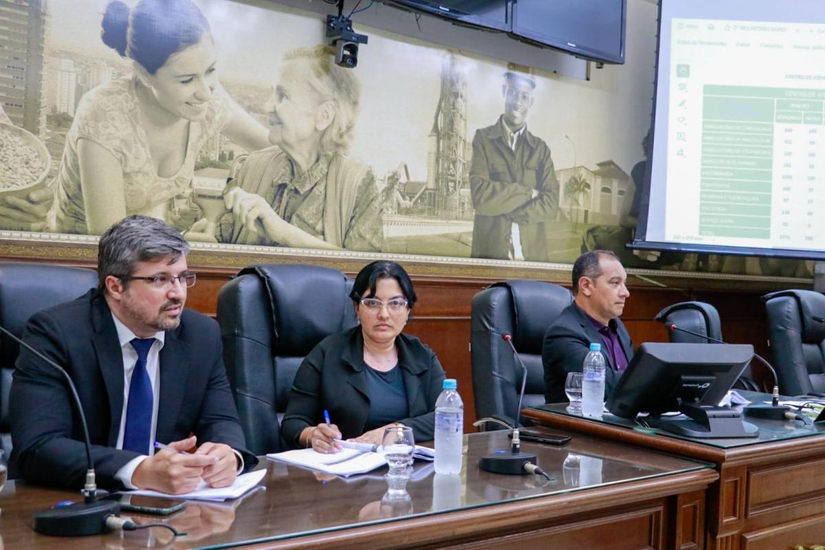 Secretária de Saúde, Valdilene Rocha, e o adjunto da pasta, Cecílio Araújo, durante a audiência pública na noite de quarta-feira (29) (Foto/Rodrigo Garcia/CMU)