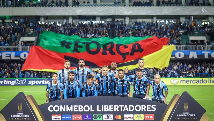 Após o apito final do jogo, Renato Gaúcho levou uma bandeira do Rio Grande do Sul ao campo que foi erguida pelos jogadores do time (Foto/Lucas Uebel/Grêmio)