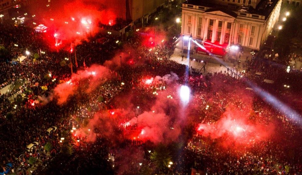 Jovens acenderam sinalizadores na cidade portuária de Pireu, perto de Atenas numa empolgação jamais vista na Grécia (Foto/Divulgação)