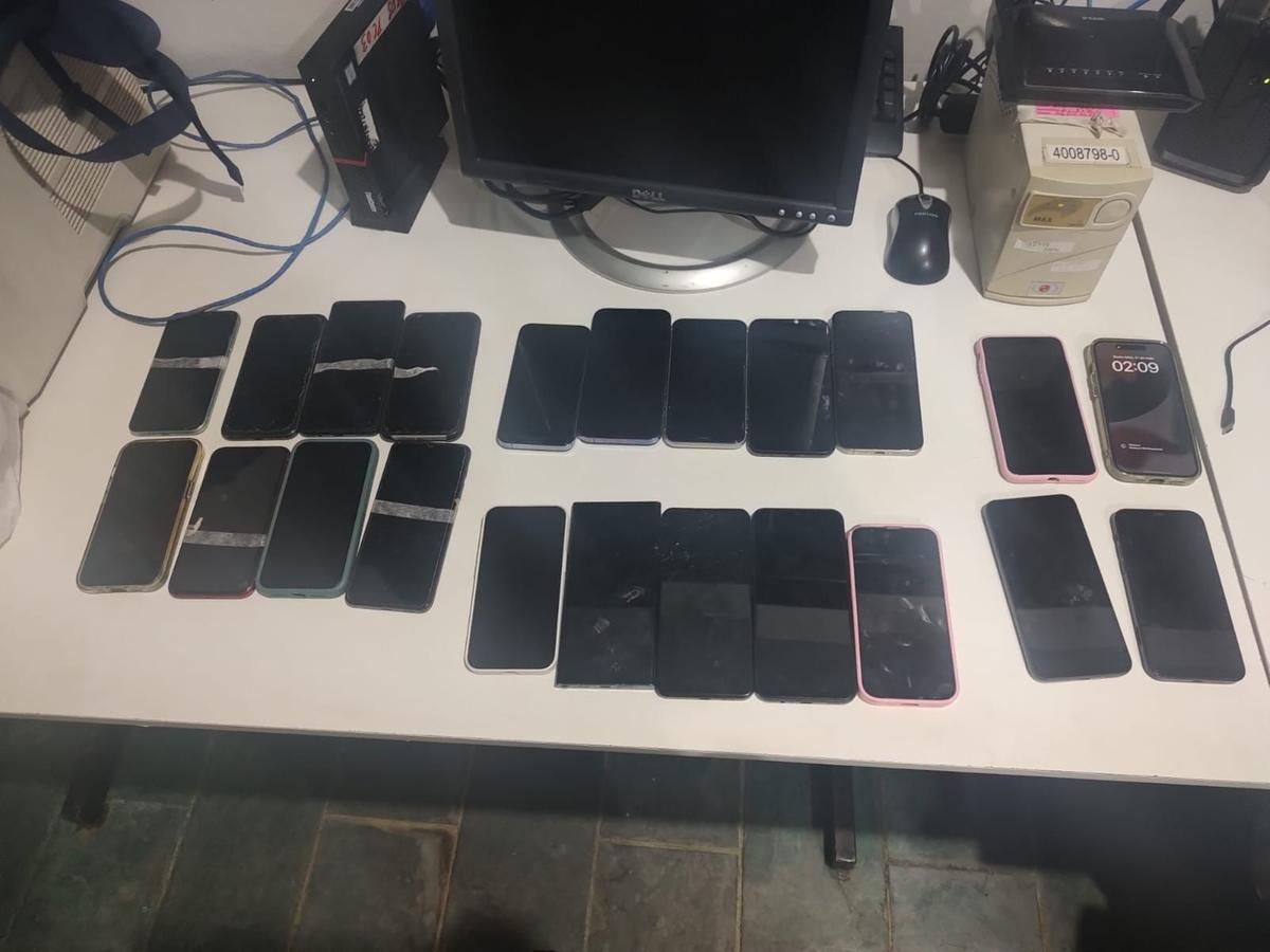 Com o grupo que estava atuando na CIA, a Polícia Militar encontrou 35 aparelhos celulares (Foto/Divulgação)