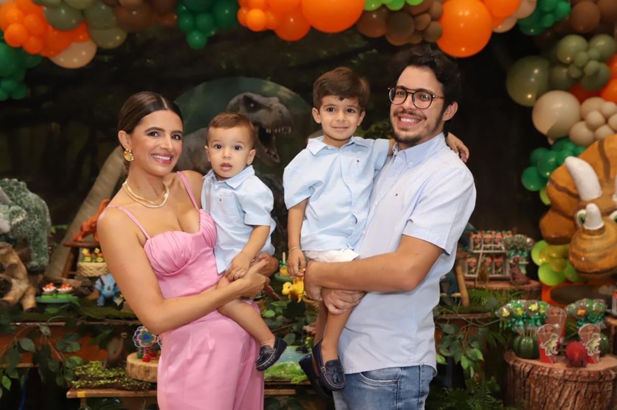 O aniversariante Joaquim, com os pais, Luiza Toti Azambuja e Alexandre Azambuja e o irmão caçula, Antônio (Foto/Divulgação)