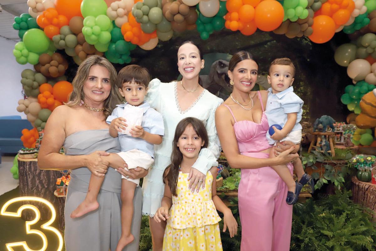 Joaquim com a vovó, Lúcia Helena Tamm Toti, a titia Nathália de Pina e a prima Maria Vitória de Pina (Foto/Divulgação)