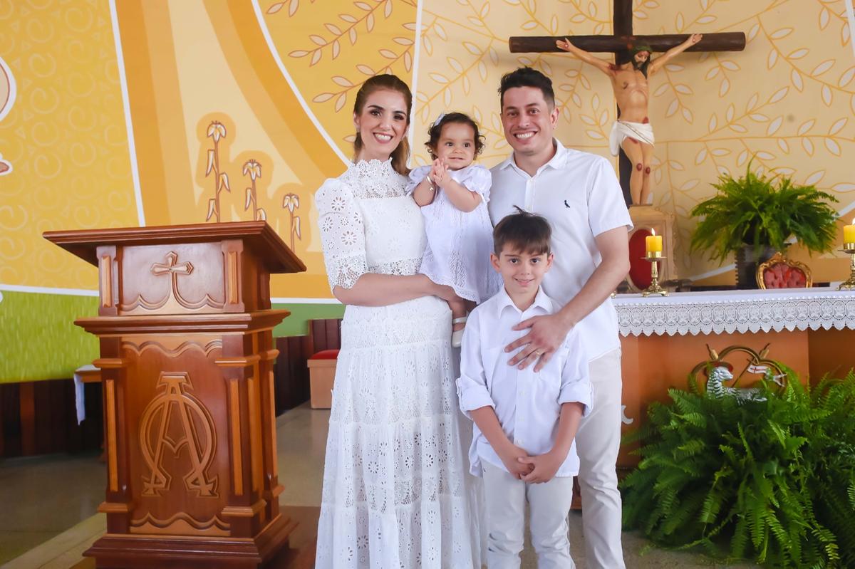 Maria Rachel Pereira de Paiva Estevam e William Estevam batizaram e comemoraram o primeiro ano de vida da caçula Cecília, no ultimo sabado, na foto os pais, a ainversariante e o primogênito, Antônio (Foto/Divulgação)