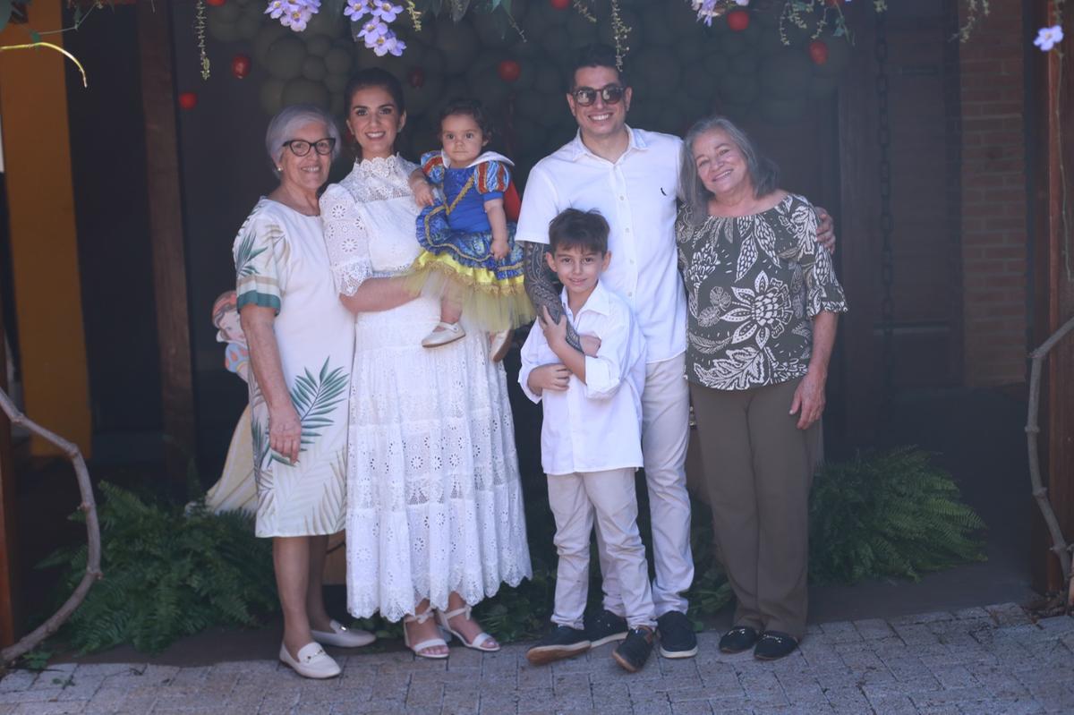 Família Paiva Estevam com as avós da pequena, Hirami Rochael e Ângela (Foto/Divulgação)