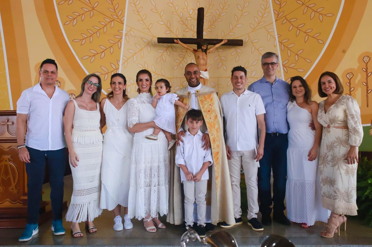 Cecilia rodeada de amor, pelo Padre Fabiano celebrante do seu Batismo, seus padrinhos de Batismo José Henrique Pereira de Paiva e Raquel Ribeiro e seus padrinhos de Consagração, Rodrigo, Luana Carvalho, Luciene Pereira e Magda Beatriz (Foto/Divulgação)