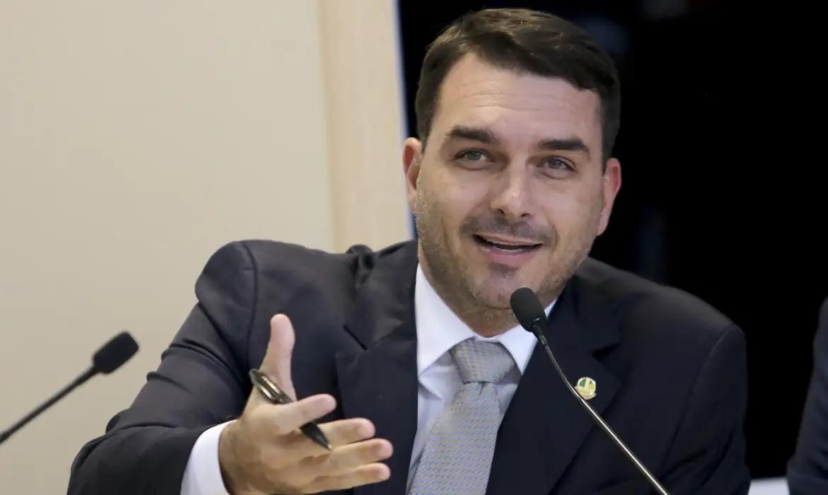 Em vídeo publicado no "X", Flávio Bolsonaro afirma que a possibilidade de privatização das praias é uma narrativa inventada (Foto/Wilson Dias/Agência Brasil)