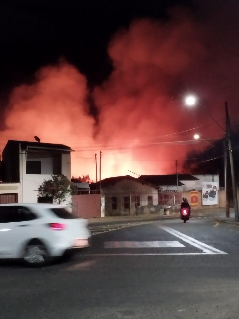 Incêndio próximo às casas do bairro Boa Vista (Foto/Leitora JM)