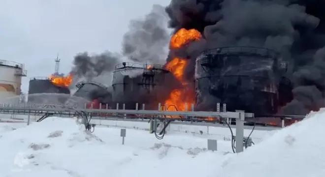 Nos últimos meses, as refinarias e os terminais petrolíferos russos se tornaram alvos prioritários dos ataques de drones ucranianos, porém autoridades afirmaram que o incêndio não teve relação com isso (Foto/Divulgação)