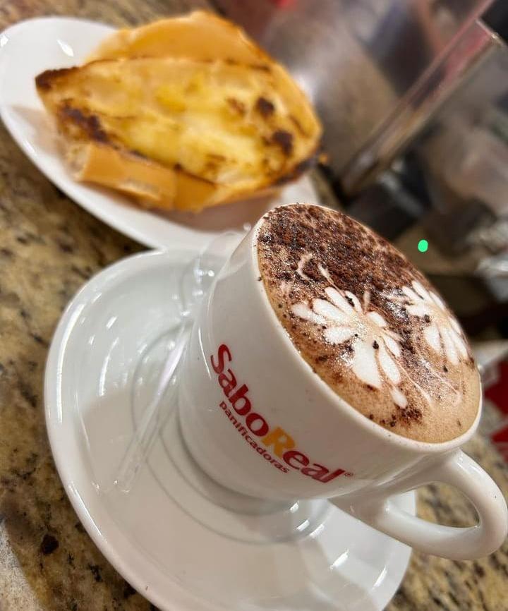 Cappucino com pão na chapa é especialidade da casa (Foto/Divulgação)