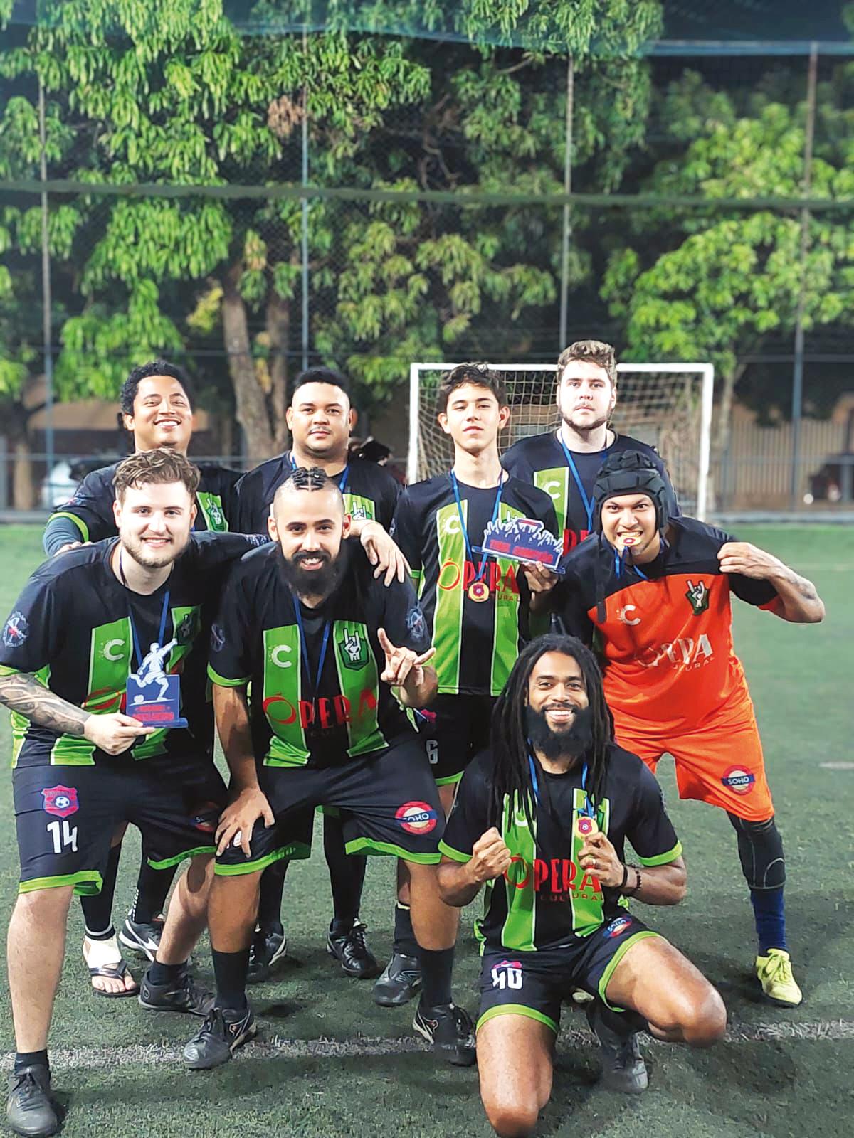 Quanto orgulho cabe em uma foto. Viva os Campeões do 4º Campeonato Rock Gol de Uberaba, os Mequinha Hard Core, que arrasaram em campo, Alex Maia, Daniel, Breno Cassimiro, Guilherme Milhouse, Gabriel Cecílio, Leo Martins, Chaene Gama e Marco Fábio Gómes (Foto/Arquivo Pessoal)