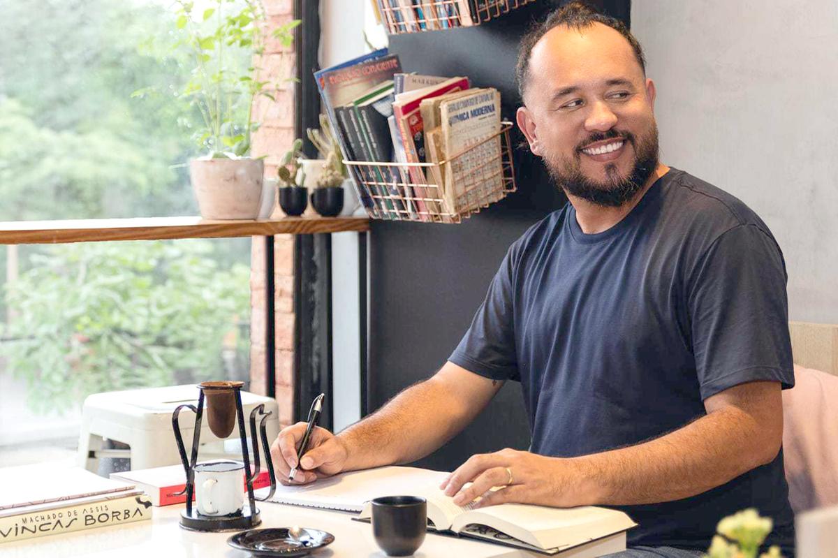 Uberaba está em todas. Desta vez a FLIARAXÁ, terá um escritor e poeta Uberabense em uma de suas mesas literárias. Dia 22 de Junho está confirmada a participação de Frederico Oliveira no Festival Lit (Foto/Arquivo Pessoal)