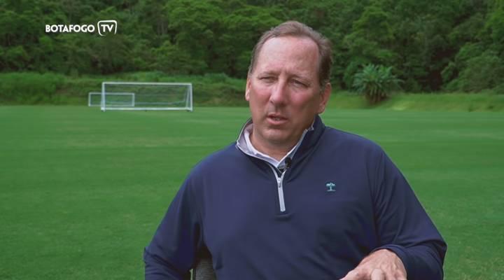 Botafogo enfrenta o Palmeiras em meio a uma polêmica criada por John Textor fora dos gramados (Foto/Reprodução/TV Botafogo)